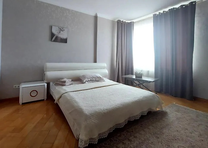 с двумя спальнями в центре города * Odessa