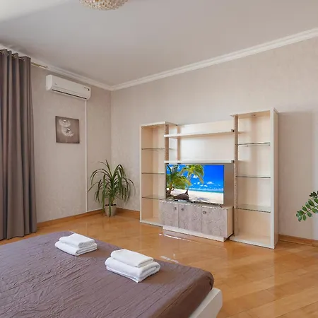 с двумя спальнями в центре города *